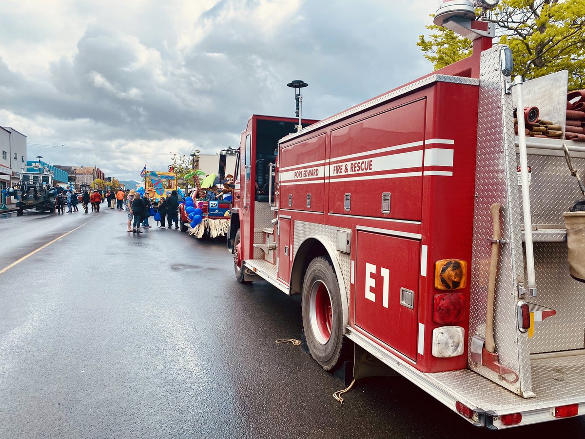 mikemcd79's tweet photo. #PEVFD happy to part of the #seafest2022 parade! https://t.co/vBbWwekHfR