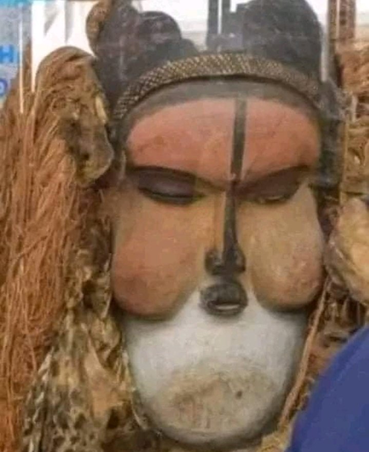 LungilaJ's tweet photo. Les belges sont terribles. Le choix porté sur ce masque suku qui, au demeurant me rappelle vaguement quelqu'un, n'est pas anodin https://t.co/Ja6jDBV170