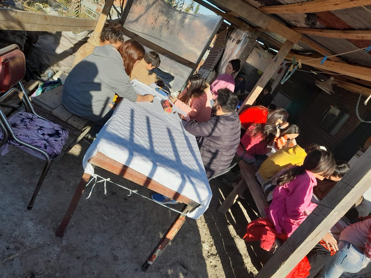 MartinJuventud's tweet photo. Hoy estuvimos Presentes en el centro educativo la montaña barrio de pie libres del Sur.
Ayudando a los chicos con sus deberes escolares y de merienda tomaron te con alfajores de maisena y facturas
#barriodepie
#libresdelsur https://t.co/DeeeQJuF5m