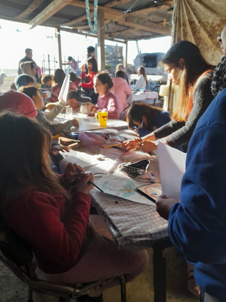MartinJuventud's tweet photo. Hoy estuvimos Presentes en el centro educativo la montaña barrio de pie libres del Sur.
Ayudando a los chicos con sus deberes escolares y de merienda tomaron te con alfajores de maisena y facturas
#barriodepie
#libresdelsur https://t.co/DeeeQJuF5m