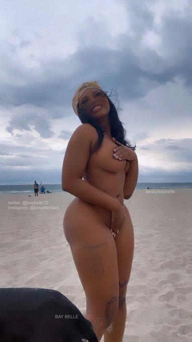 anybody wanna fuck me on the beach? https://t.co/d9JhyzOej0