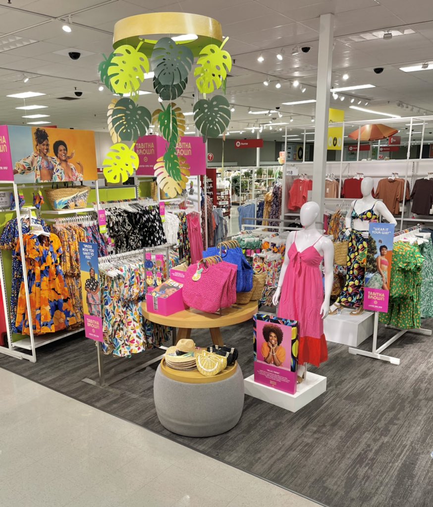 AmezquitaRay's tweet photo. Nice Job team for a flawless execution, and the sense of urgency getting it set, love it. Thank you all the supported with the Tabitha Brown LTO 🤩 https://t.co/4fYGz3D1Nb