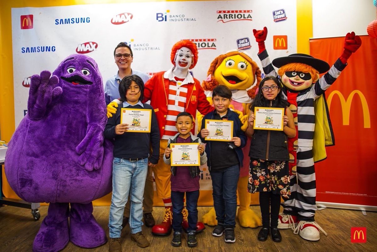 GTespectaculos's tweet photo. @McGuate realizó la premiación de la 8° Edición de su Certamen de Cuentos “Yo cuido mi planeta”, con la participación de niños en edad escolar quienes escribieron un cuento inédito de su imaginación.
 Los ganadores obtuvieron muchos premios! https://t.co/6H6Zj9lXHY