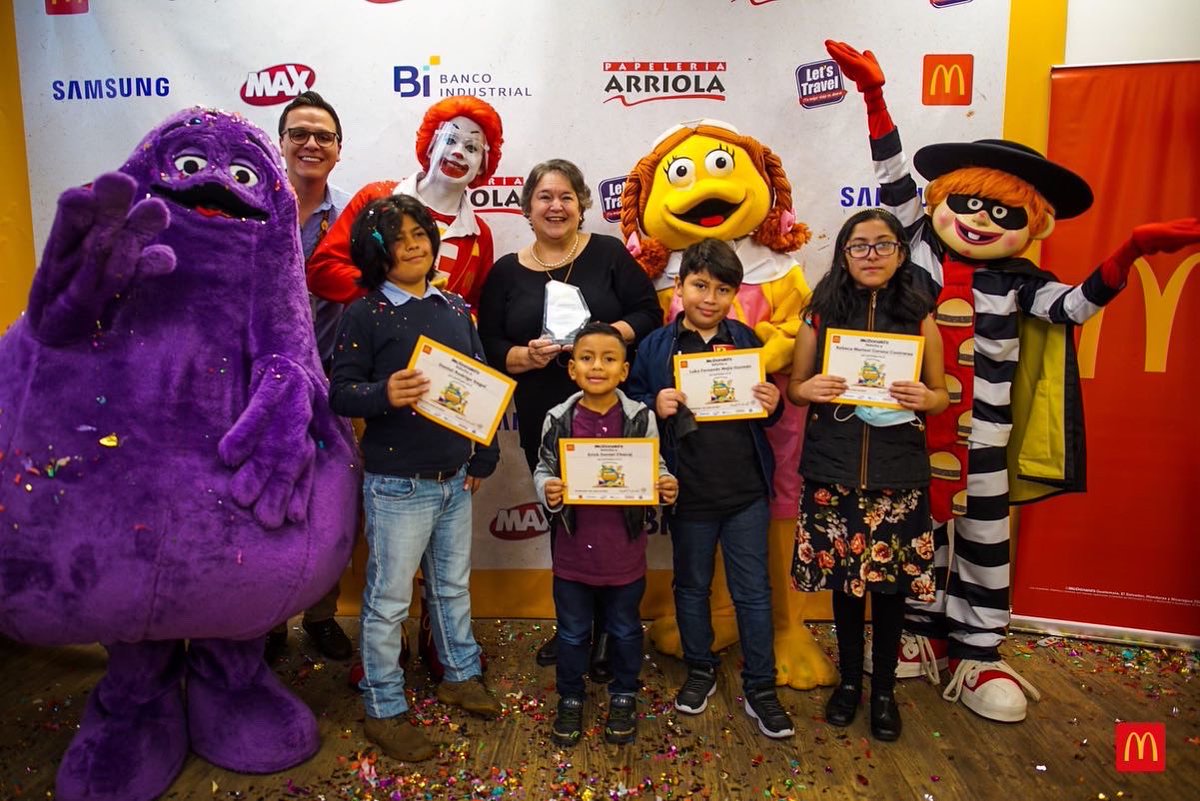 GTespectaculos's tweet photo. @McGuate realizó la premiación de la 8° Edición de su Certamen de Cuentos “Yo cuido mi planeta”, con la participación de niños en edad escolar quienes escribieron un cuento inédito de su imaginación.
 Los ganadores obtuvieron muchos premios! https://t.co/6H6Zj9lXHY