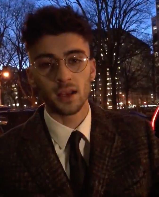 gozluklu ve takım elbıselı zayn sen ınsanı cıldırtırsın