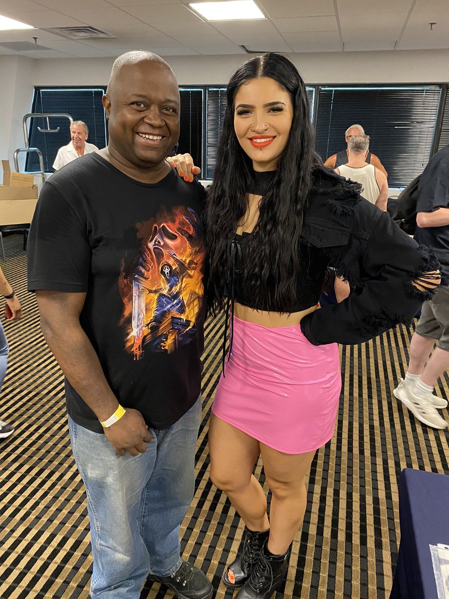 IAmCam8404's tweet photo. It FINALLY happened!

About two years corresponding on social media and at #LegendsOfTheRing, I got to met a woman I have LOTS of love and respect for: @stephdelander. 

She’s going to be a GIANT in the wrestling industry. Mark My Words.
#PythonPowerhouse #AussieColossus 💚🐍💚 https://t.co/9Nas7g3ywa