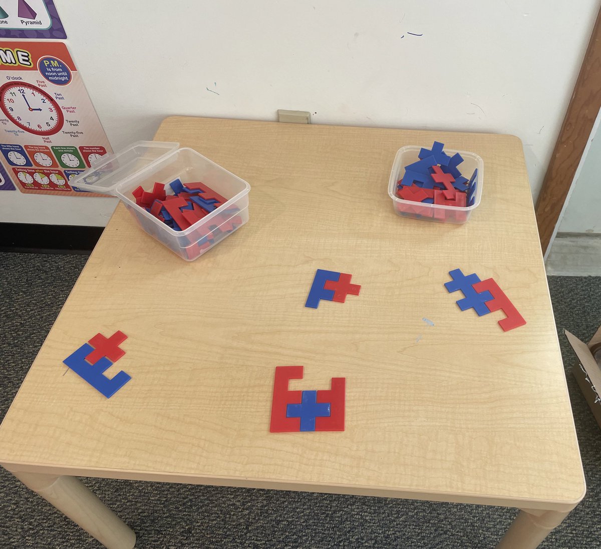 NHplaybased's tweet image. At today’s @WaypointNH event in Concord, families enjoyed milk and cookies, stories, arts and crafts, &amp;amp; free children’s books! Children also explored #looseparts (open-ended materials that can be used in a variety of ways). These materials promote #playbasedlearning and the #6Cs