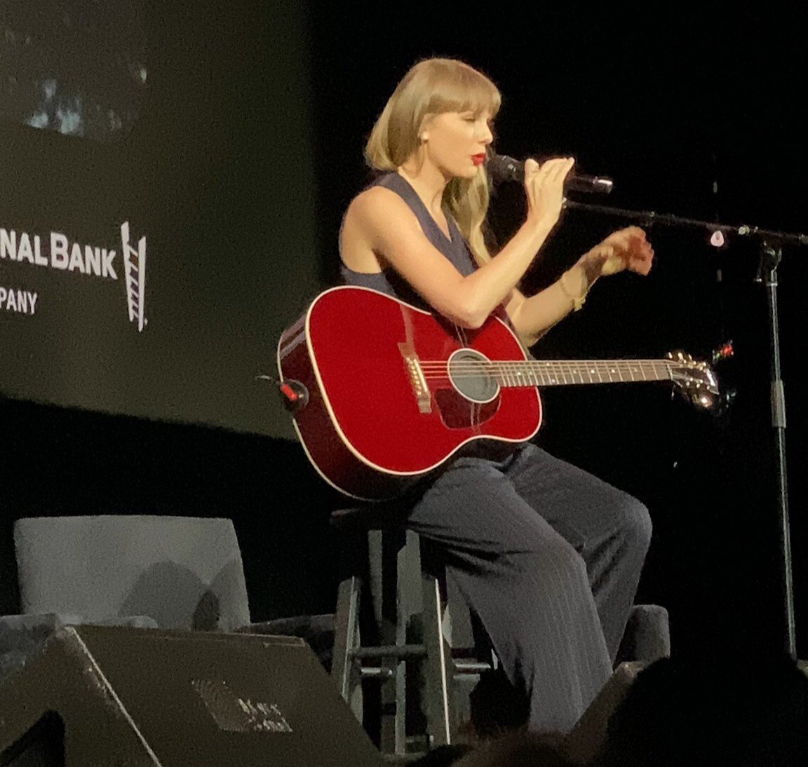 pedrinho on Twitter "RT swfthawke EVERYONE BE QUIET TAYLOR SWIFT IS