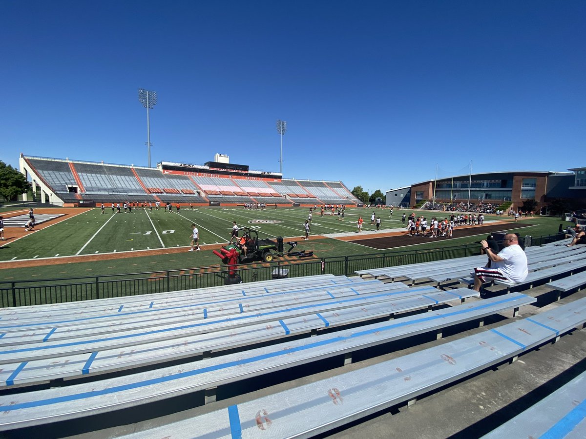 ryan_davis737's tweet photo. Had a great time @BG_Football camp.  Thank you @ErikCampbell and @CoachLoefflerBG for having me.            
@MasonCometsFB                                       @CoachCastner                                            #LGL https://t.co/nmc9M18G3O