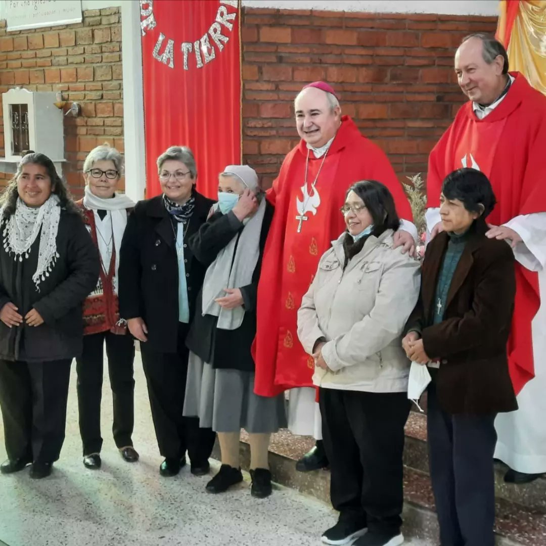 ADCSpinola's tweet photo. Celebramos 50 años del Colegio Sagrado Corazón de #Palpalá y despedida de la comunidad @adcspinola. Agradecimiento profundo, gratitud en el corazón, también dolor por lo que dejamos, pero sobre todo convencimiento de que lo nuestro es sembrar y que Dios hace germinar los frutos. https://t.co/7RpgS3gSPJ