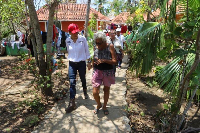 IvetteMurat's tweet photo. Este sábado también visitamos #PiñaPalmera, un lugar solidario, donde se atiende permanentemente a personas con discapacidad; #Agatha los golpeó, pero volverán a levantarse con apoyo del @GobiernoMX y el @GobOax. #VaPorOaxaca https://t.co/RZGUKG12R4