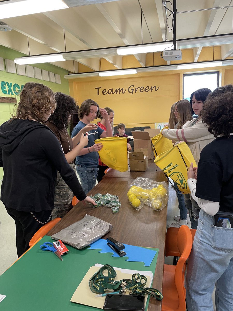 Simonds_HS's tweet photo. The weekend is in full swing and we ended it with spirit Friday. Welcoming our #soontobe Seabees to the Hive, welcoming new teachers (former Seabees) and spending time with friends. #Timetostudy #Classesaredone @ForestHillsSJ thanks for rolling out the red carpet! 💚💛🐝 https://t.co/To2j0rRH7g