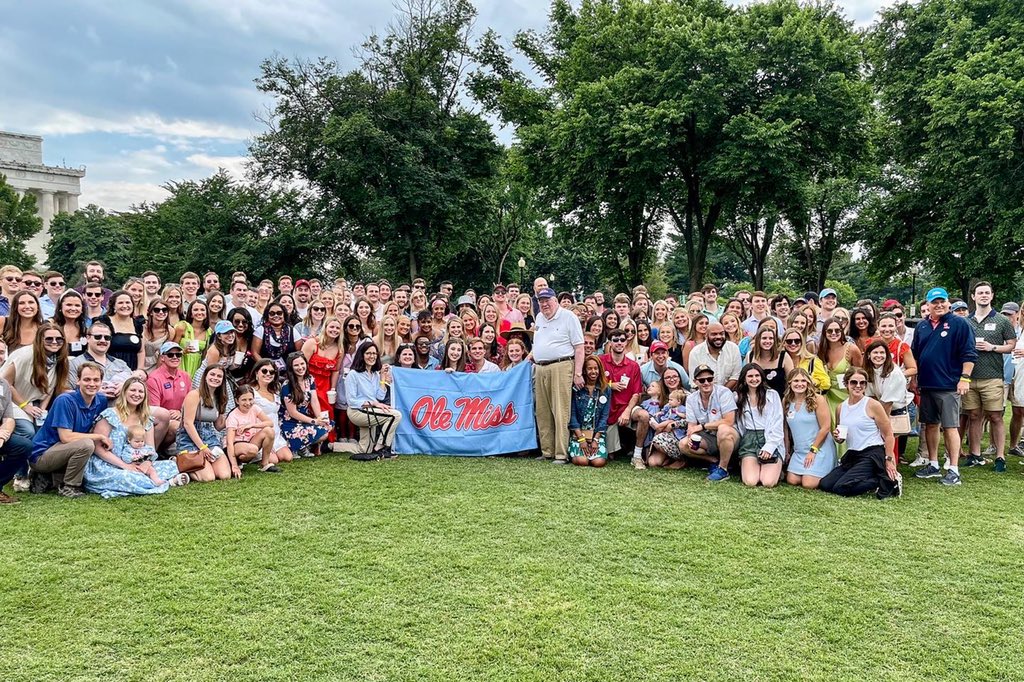 OleMissAlumni's tweet photo. 🔴🔵 🄷🄾🅃🅃🅈 🅃🄾🄳🄳🅈 from Mississippi on the Mall! https://t.co/u7BEziSJSI
