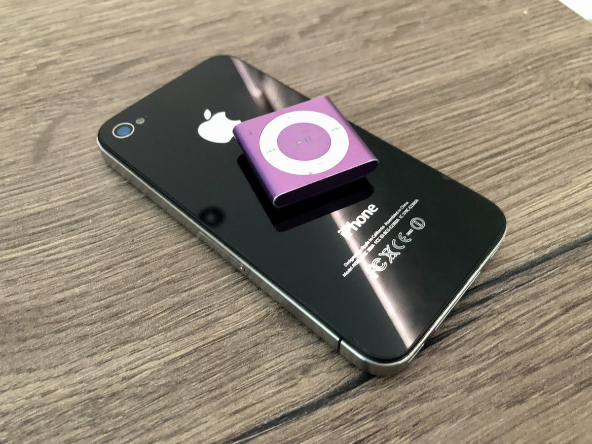 Решили разобрать коробки со всяким мусором. Обнаружился iPhone 4 и плеер Shuffle. Ностальгия. 

До сих пор считаю именно iPhone 4 лучшим. Надо купить провод, посмотреть, что на нём хранится.