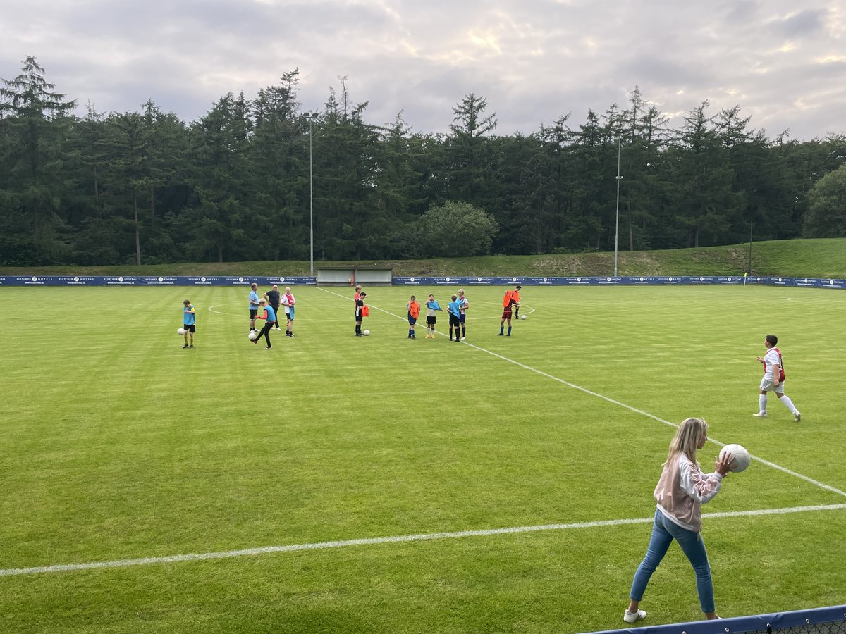 HotelHoenderloo's tweet photo. Dit weekend 2 jeugdteams van VVSB @VVSBNWHout uit #Noordwijkerhout op #trainingskamp i.s.m. Fletcher Football @FletcherFootbal π
Wij wensen de teams veel plezier in Hoenderloo β½
#vvsb #vvsbjeugd #hoenderloo #voetbal #fletcherfootball #veluwe #hotelhoenderloo https://t.co/FkfIJENgQx