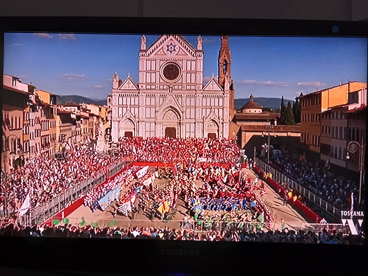 Simona_Firenze's tweet photo. Il ritorno del calcio storico fiorentino ❤
Per chi sente forti le radici, un'emozione immensa.
Basta, l'anno prossimo mi prendo i biglietti.
Viva Fiorenza! ⚜
#calciostoricofiorentino #calciostorico #calcioincostume #verdi #sangiovanni
#rossi #santamarianovella
#PiazzaSantaCroce https://t.co/BO9nBqnb2n