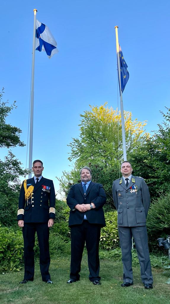 hirvonva's tweet photo. Finnish Armed Forces Day marked with a reception in Berne, wreath laying at Mannerheim memorial in Territet and lunch at Hotel Victoria, Glion-sûr-Montreux. 🇫🇮🇨🇭Thank you #FSOV #montreux @schweizerarmee @montreux @Puolustusvoimat @finlandinCH https://t.co/LCWigu0236