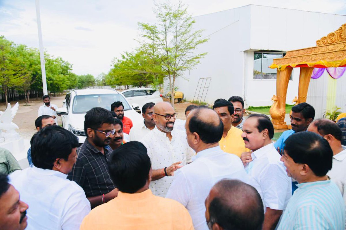 Arvindharmapuri's tweet photo. రేపు కేంద్ర మంత్రివర్యులు శ్రీ @DrMNPandeyMP గారు ముఖ్య అతిథిగా పాల్గొనబోయే #8YearsOfSeva కార్యక్రమ సన్నాహక కార్యక్రమాలు !

Inspected Venkateshwara gardens, venue for tomorrow’s #8YearsOfSeva program in Armoor. https://t.co/6a8LhWuGsC