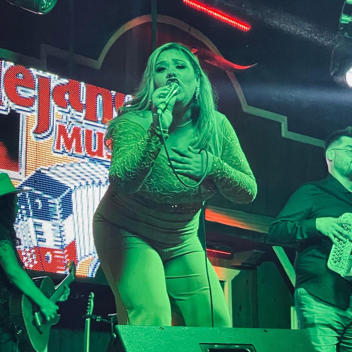 destinynavaira's tweet photo. Muchas gracias Monterrey
#destinynavaira #dimecomosesiente #destinyyremedio #mujeresdelamusica #losnavaira #mexico #texas #newtejano #monterrey #grupera #unimusik #globalcase https://t.co/Jip3BfMqcg