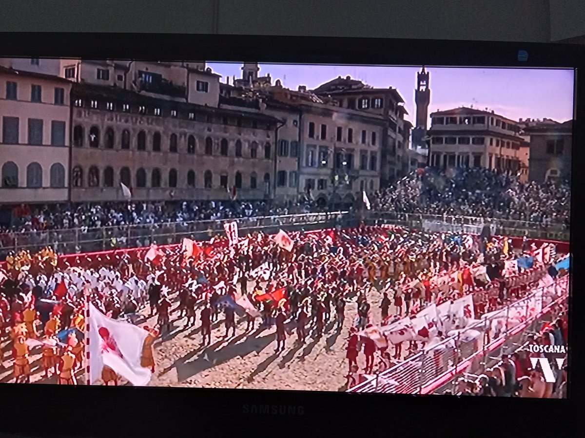 Simona_Firenze's tweet photo. Il ritorno del calcio storico fiorentino ❤
Per chi sente forti le radici, un'emozione immensa.
Basta, l'anno prossimo mi prendo i biglietti.
Viva Fiorenza! ⚜
#calciostoricofiorentino #calciostorico #calcioincostume #verdi #sangiovanni
#rossi #santamarianovella
#PiazzaSantaCroce https://t.co/BO9nBqnb2n
