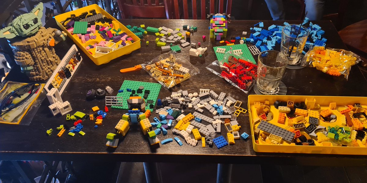 SvenHilbrants's tweet photo. Er wordt hier keihard #LEGO gebouwd op de eerste #BeerAndBricks (samen met @Citroengeelnl, @JanVonck en @wozke) (cc @LEGO_Group) https://t.co/5qHPZoZEed