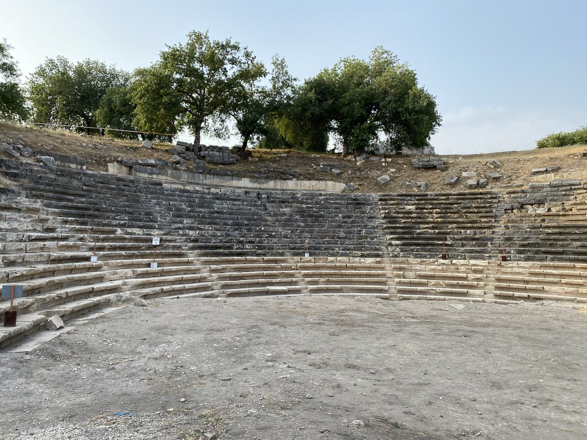 Osmaniye’nin önemli duraklarından Kastabala Antik kentimizdeki kazılarımız sürüyor. Çok yakında hem bilim dünyasına yeni bilgiler ekleyeceğiz hem de ziyaretçiler için yeni güzergahlar oluşturacağız.