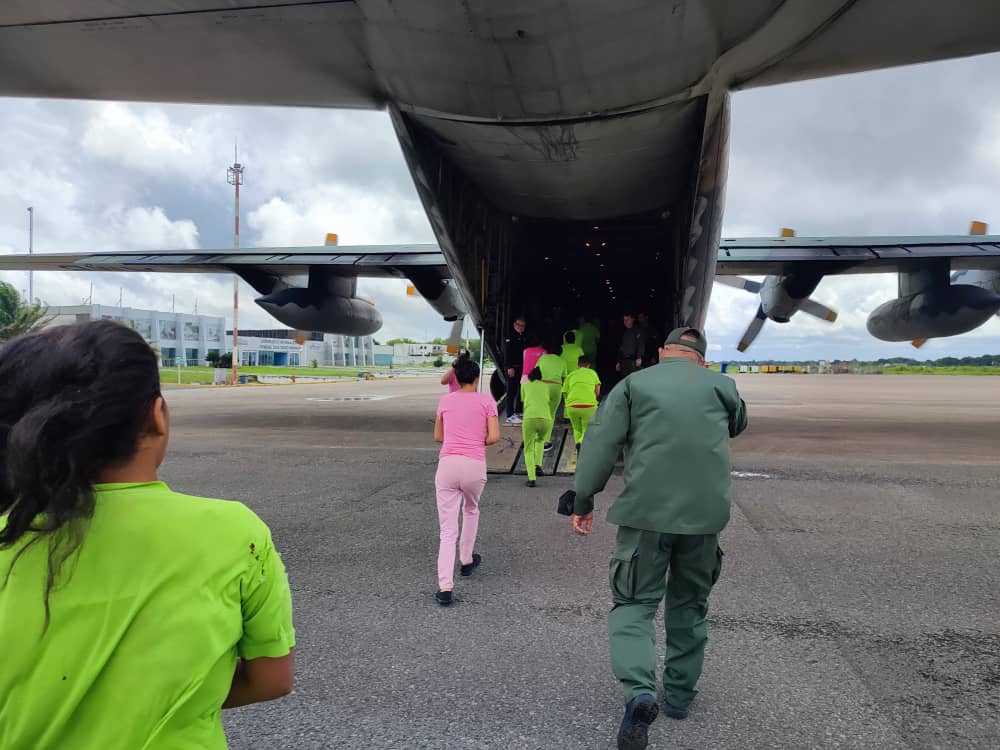 mirelct's tweet photo. #11Jun|| El MPPSP, realizó desalojo y traslado de las privadas de libertad del Anexo Femenino del edo Monagas, para garantizar condiciones dignas de reclusión, los #DDHH y proceder a la rehabilitación de un nuevo centro de Formación de "Mujeres Nuevas". #UniónDeLaAmérica https://t.co/GI5ZbLgmb8