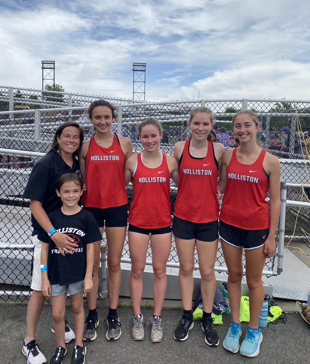 #HollistonTrack 4x800 just missed the podium placing 7th overall at New Englands. What a heck of a season ladies! 🏃🏻‍♀️