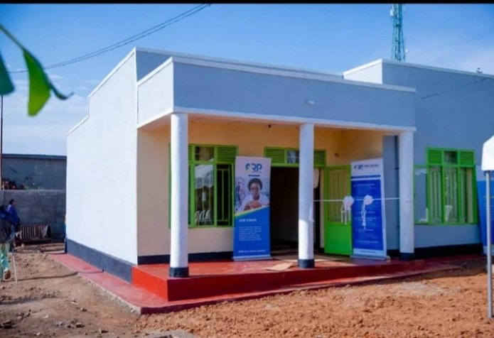Kigali_College's tweet photo. Inzu abakozi n'abanyeshuri ba @IPRCKigali basaniye Mukandengo Pascasie warokotse Jenoside yakorewe Abatutsi 1994. @rbarwanda @IGIHE @flashfmrw @TV1Rwanda @NewTimesRwanda @isangostar @Radiotv10rwanda @RwandaTV https://t.co/z4Rjs6tPTA