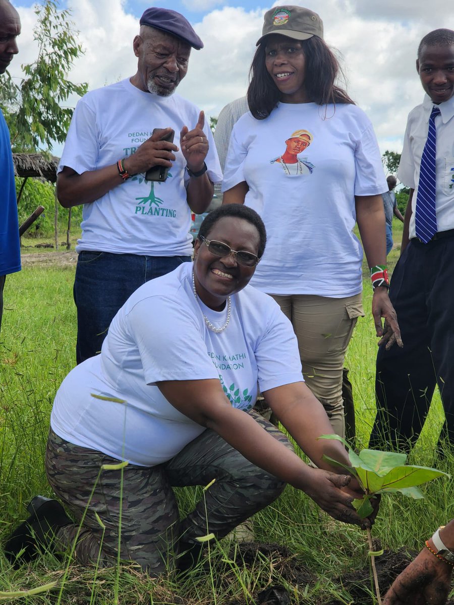 WanyekiJedidah's tweet photo. Making use of every rain drop. It's tree planting season at Lamu County,Kenya We planted trees in honour of a fallen soldier the late Teddy Mukaria Githinji
#TreesforTeddy
#Plantatreehealtheplanet https://t.co/grrBJDh8SW