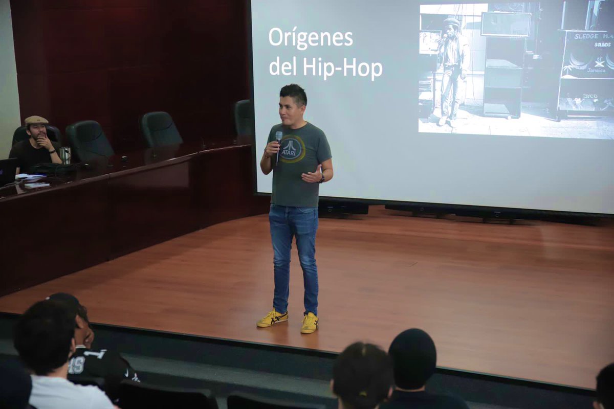 luigi_villegas's tweet photo. Inauguración del Taller de rap «Al barrio quién lo respalda» en la @ceenlmx 

Porque las juventudes se expresan a través de otros códigos 🗣 🎶 👩‍🎤  

Y eso, también es crear ciudadanía. 

Gracias a nuestros talleristas @quid_comba y @menudencia https://t.co/tQE5Ulztua