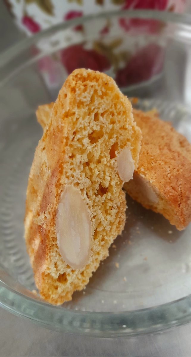 Ivycottagebaker's tweet photo. Oooooo wontcha Barracuda... when I'm in the bakery doing prep & MrsIvy brings a cuppa & the ends off fresh baked Cantucci 😋 life is good... #microbakery #edenvalley #Cumbria #notjustbread #cantucci #biscotti #tasteoftuscany #almonds #freshbaked #handmade #italianbiscuit https://t.co/AmxtoenuVV