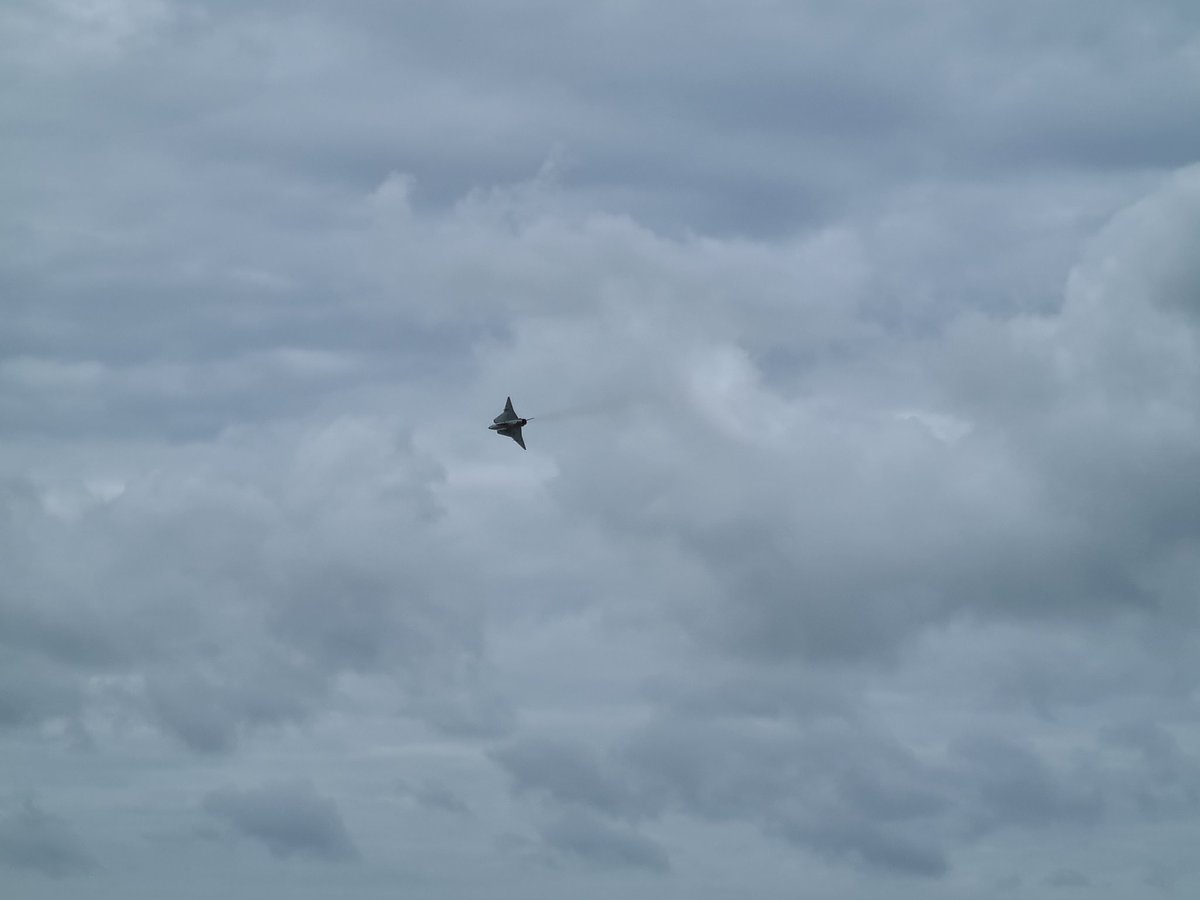MolinEdlund's tweet photo. Hade äran att se svensk neutralitetspolitik (d.ä) flyga idag #viggen #draken #solaairshow https://t.co/dykbfDEilC