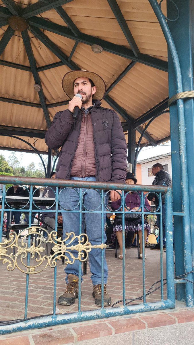 sofisanchezu's tweet photo. Las comunidades del Cantón Nabón se autoconvocaron y se declaran en #Resistencia contra  la minería en fuentes hídricas.
Que se respete la consulta previa y la decisión del pueblo. Estaremos fiscalizando este proceso 
Viva el agua 💧 🌈. https://t.co/e3PxDDlj7F