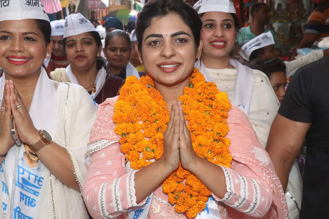 ashokjainaap's tweet photo. गोहाना के मेन बाजार में आप हरियाणा की महिला अध्यक्ष एवं स्टार प्रचारक हरियाणवी कलाकार अनु कादियान जी के साथ डोर टू डोर जनसंपर्क कर वोट की अपील की। इस दौरान भारी जनसैलाब देखने को मिला। यह जनसमर्थन बता रहा है आगामी निकाय चुनाव में आम आदमी पार्टी की जीत सुनिश्चित है। https://t.co/ATyQSWMZC2