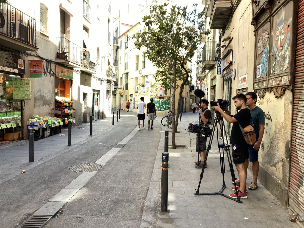 LaVeinalTV's tweet photo. Amb gent d’entitats com @CameresiAccio @foradequadre @okupemlesones @quepo_org estem unint forces per fer possible una sèrie documental sobre la comunitat gitana catalana. Avui de rodatge al barri del Raval. Ara a la fantàstica @labascula038, al districte de Sants - Monjuïc https://t.co/59l7I25K6H