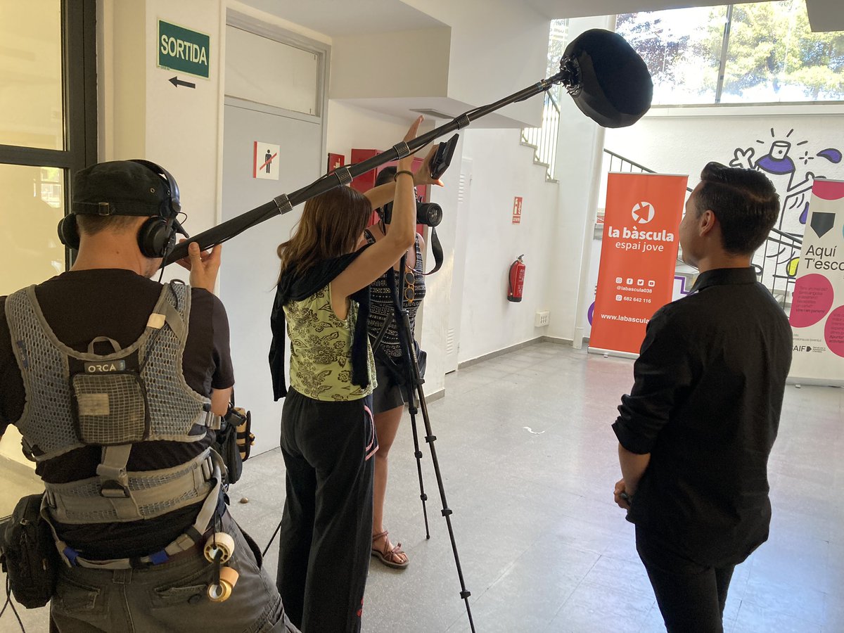 LaVeinalTV's tweet photo. Amb gent d’entitats com @CameresiAccio @foradequadre @okupemlesones @quepo_org estem unint forces per fer possible una sèrie documental sobre la comunitat gitana catalana. Avui de rodatge al barri del Raval. Ara a la fantàstica @labascula038, al districte de Sants - Monjuïc https://t.co/59l7I25K6H