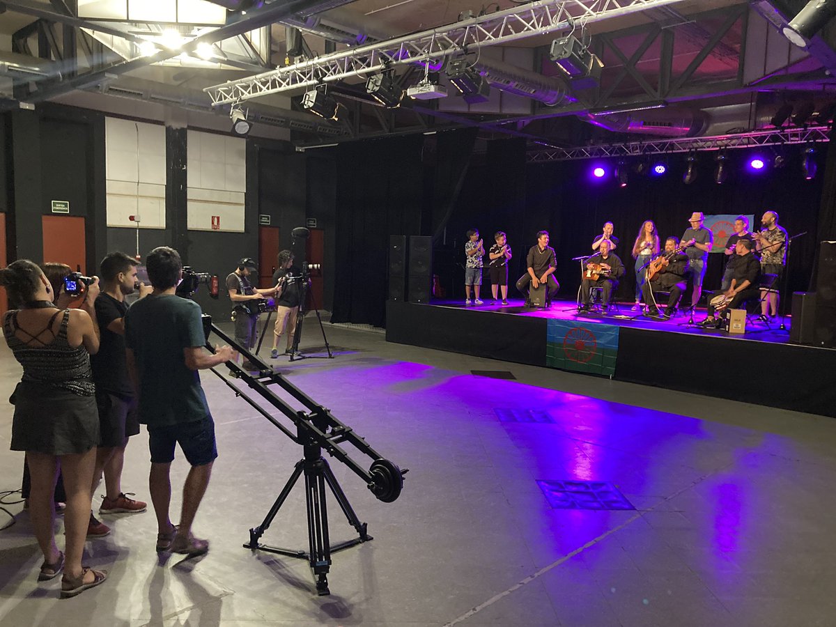 Amb gent d’entitats com <a href="/CameresiAccio/">Càmeresiacció</a> <a href="/foradequadre/">Fora de Quadre</a> <a href="/okupemlesones/">📡 LaMosca.Tv 📺</a> <a href="/quepo_org/">Quepo</a> estem unint forces per fer possible una sèrie documental sobre la comunitat gitana catalana. Avui de rodatge al barri del Raval. Ara a la fantàstica <a href="/labascula038/">LA BÀSCULA</a>, al districte de Sants - Monjuïc