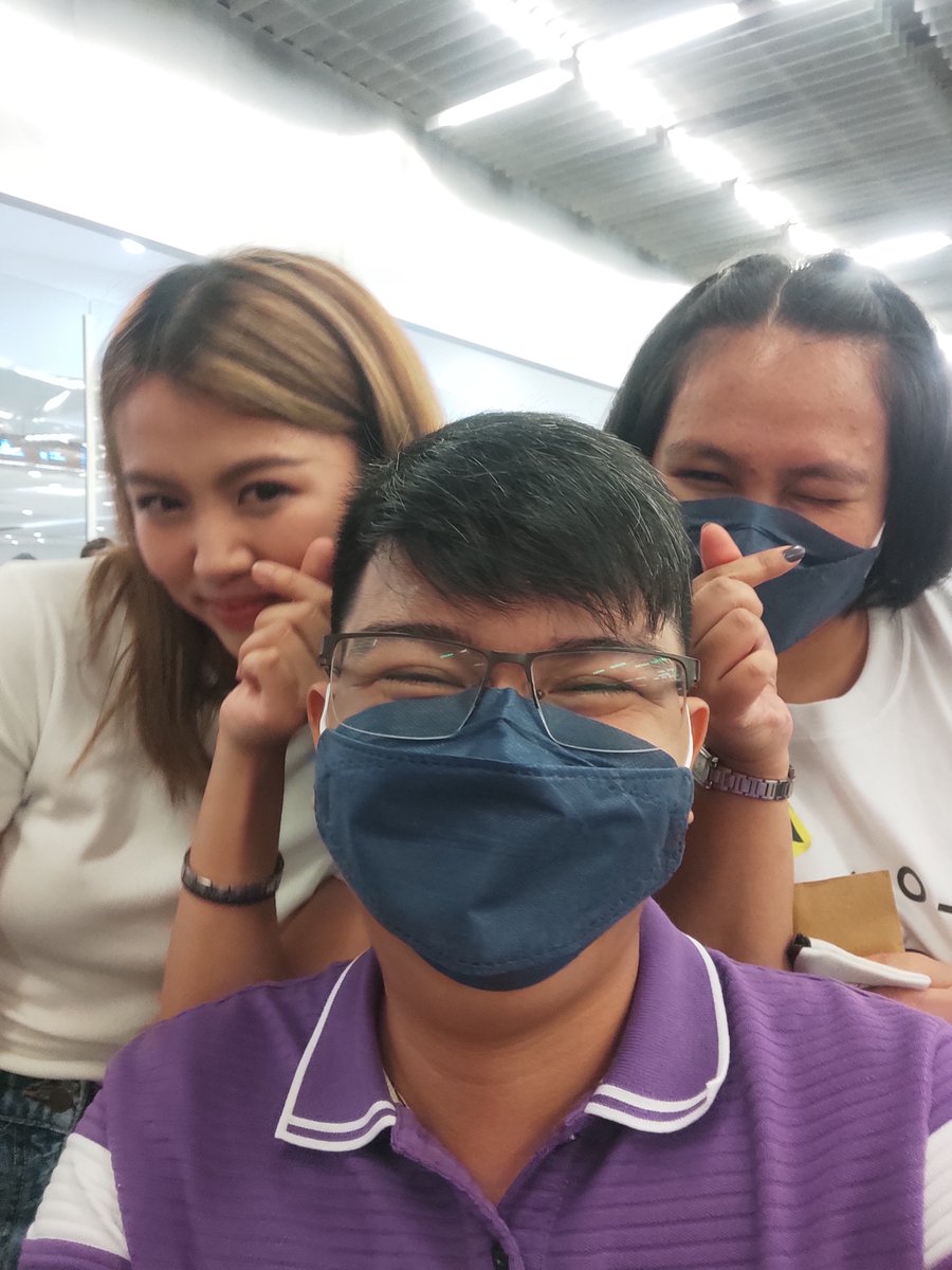 biniSYmp's tweet photo. With @bini_maloi. Ang dami natin pics!! 🐼😍 https://t.co/CEz7IZtslC
