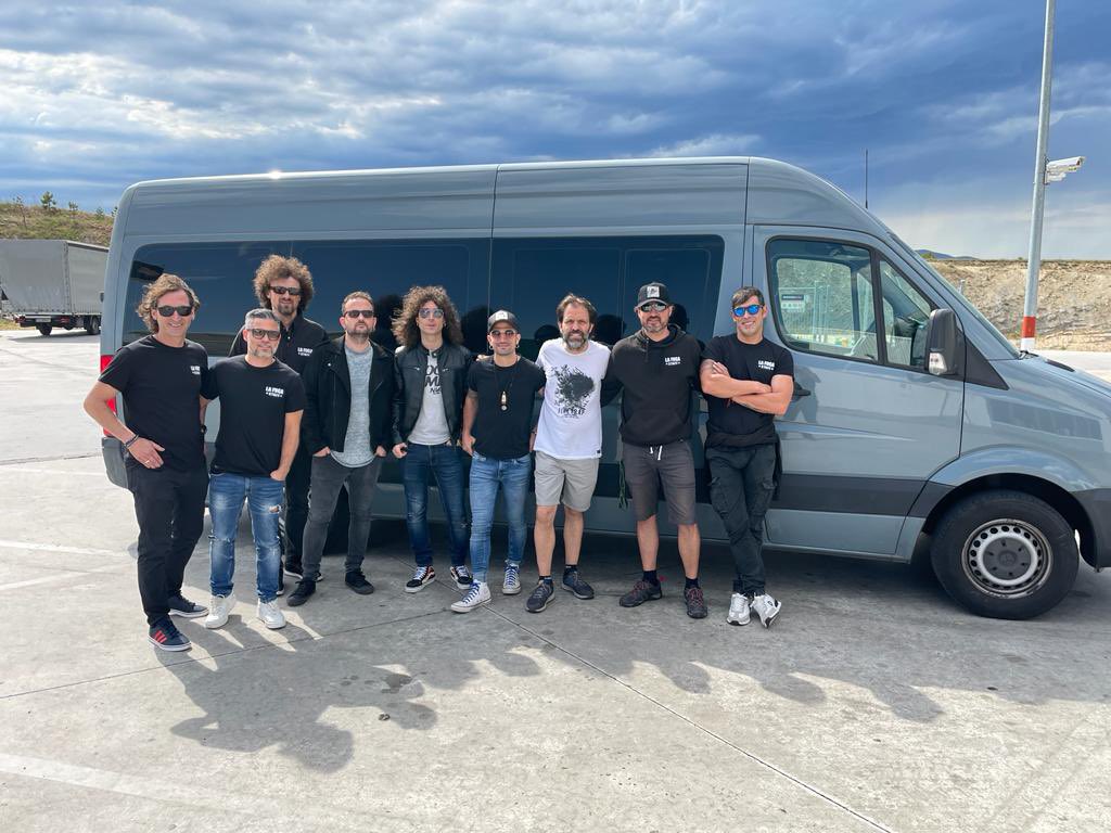 lafugarock's tweet photo. 3... 2... 1... ¡Arrancamos motores! 🔥🔥
Después de tanto tiempo esperando este momento, empezamos nuestra gira por todo el país con el mejor equipo y familia posible ❤️

👉🏻Hoy nos vemos en Sahagún, León ¡Os esperamos allí! 

#DemasiadoTarde #LaFuga #RockEspaña #Gira2022 https://t.co/XYxaYhE4IK