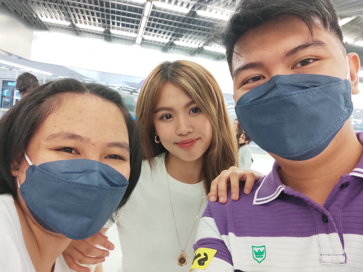 biniSYmp's tweet photo. With @bini_maloi. Ang dami natin pics!! 🐼😍 https://t.co/CEz7IZtslC