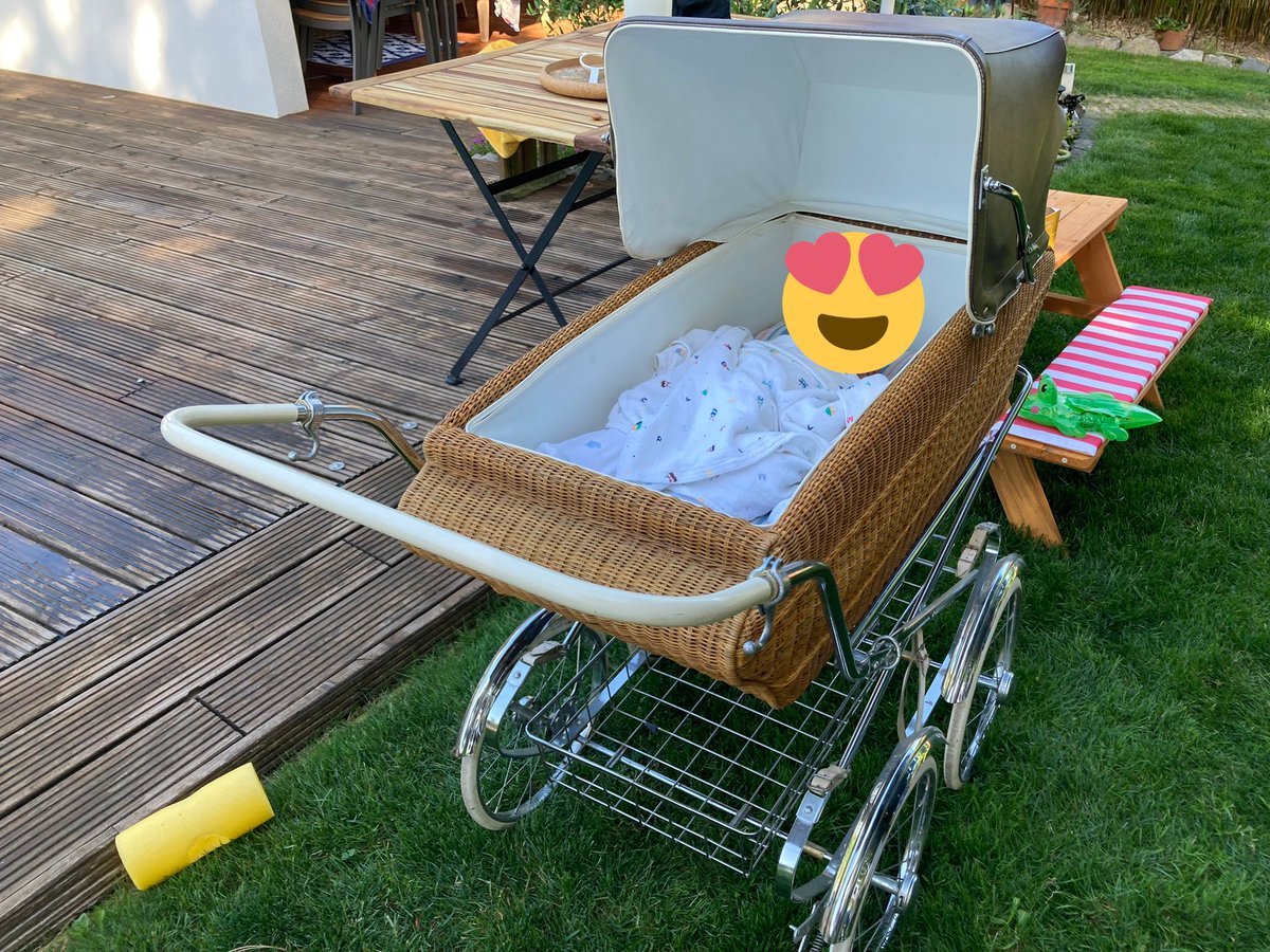 お隣さんがベビーカーをくれたが まさかの60年代ヴィンテージのベビーカー 保存状態が良くて全然使える 洋画に出てきそうなベビーカー Togetter お隣さんがベビーカーをくれたが まさかの60年代ヴィンテージのベビーカー 保存状態が良くて全然使える 洋画に出てきそうなベビーカー Togetter