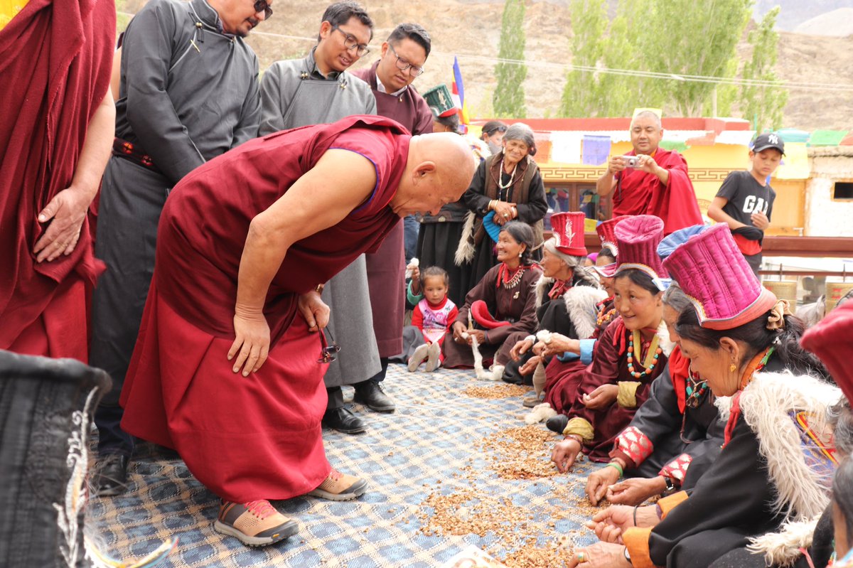 DrikungKyabgon's tweet photo. Holiness the Drikung Kyabgon Chetsang Thinley Lhundup chaired as the chief guest during the celebration of the “decade of Organic Farming program“ at Takmachik Village in collaboration with LAHDC, Leh, and LEHO on 11th June 2022, 
@jtnladakh @LAHDC_LEH https://t.co/SWwGhnTJ4X