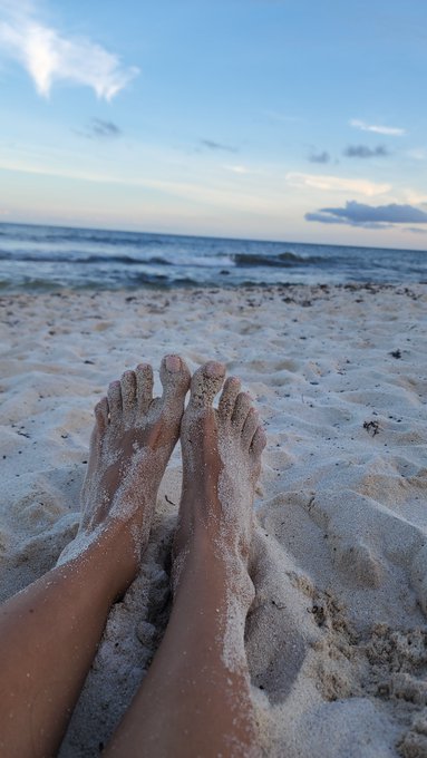 from the beach my feet greet you 🌻🦶 https://t.co/7RYQjavLyv<a href="/tag/feet"class="tags"><span>#feet</span></a><a href="/tag/happysaturday"class="tags"><span>#happysaturday</span></a><a href="/tag/felizsabado"class="tags"><span>#felizsabado</span></a>