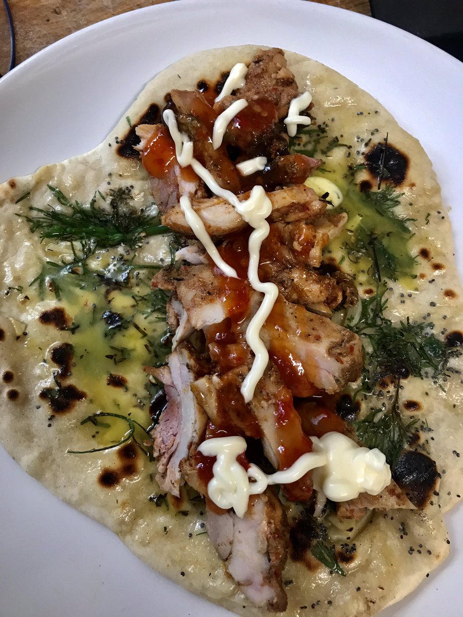 tantrictrevbbq's tweet photo. Leftover Kellybab chicken from yesterday in a simple home made 15 minute Naan and butter. Sprinkled with Mayo and sweet chilli sauce. #easycook #comfortfood #naanbread #kellybab #sweetchillisauce https://t.co/5TXAsKAAx9