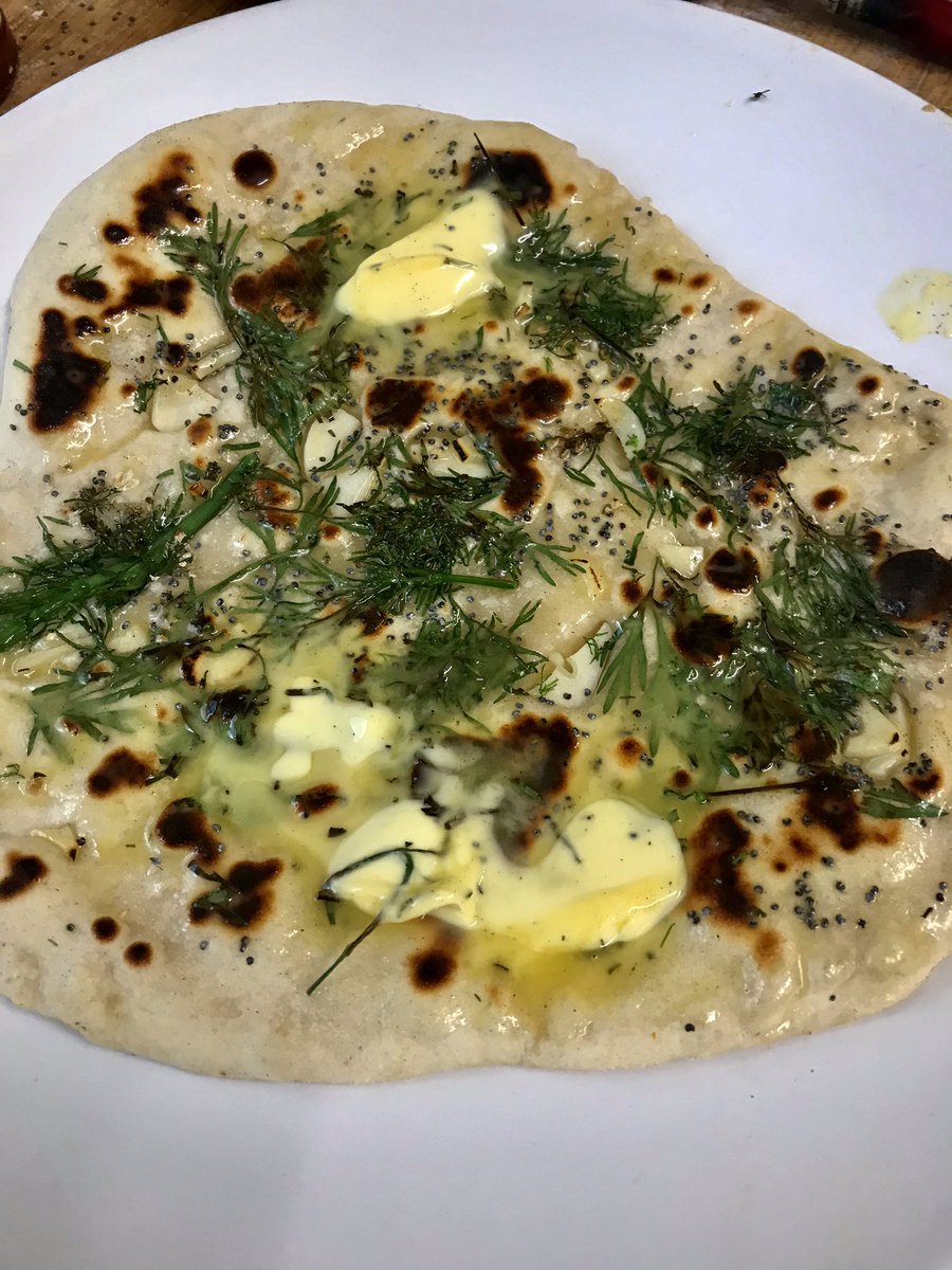 tantrictrevbbq's tweet photo. Leftover Kellybab chicken from yesterday in a simple home made 15 minute Naan and butter. Sprinkled with Mayo and sweet chilli sauce. #easycook #comfortfood #naanbread #kellybab #sweetchillisauce https://t.co/5TXAsKAAx9