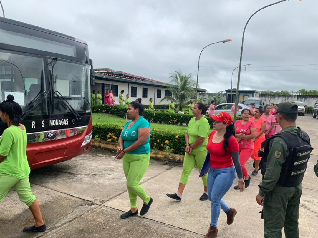 mppsp_vzla's tweet photo. #11Jun || En aras de proceder a la rehabilitación de un nuevo centro de Formación de "Mujeres Nuevas" que garantice espacios dignos de reclusión, se llevo a cabo traslado de privadas de libertad del Anexo Femenino del estado Monagas, en respeto de sus #DDHH

#UniónDeLaAmérica https://t.co/rjRd9JCdq8