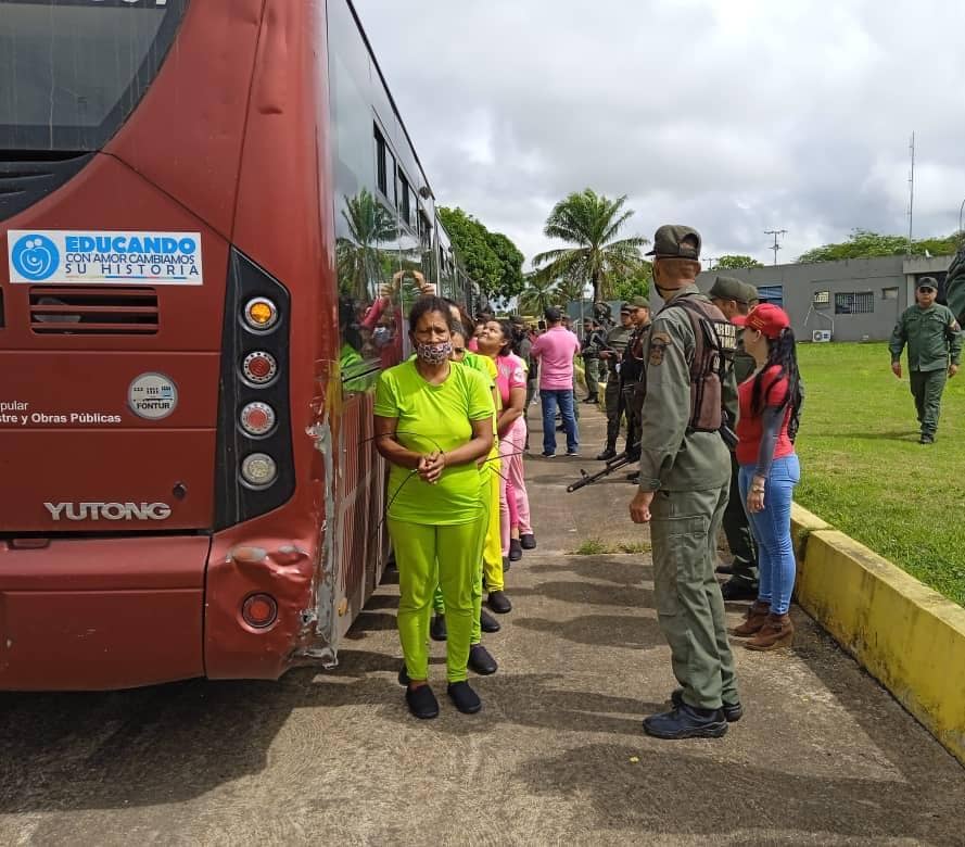 mppsp_vzla's tweet photo. #11Jun || En aras de proceder a la rehabilitación de un nuevo centro de Formación de "Mujeres Nuevas" que garantice espacios dignos de reclusión, se llevo a cabo traslado de privadas de libertad del Anexo Femenino del estado Monagas, en respeto de sus #DDHH

#UniónDeLaAmérica https://t.co/rjRd9JCdq8