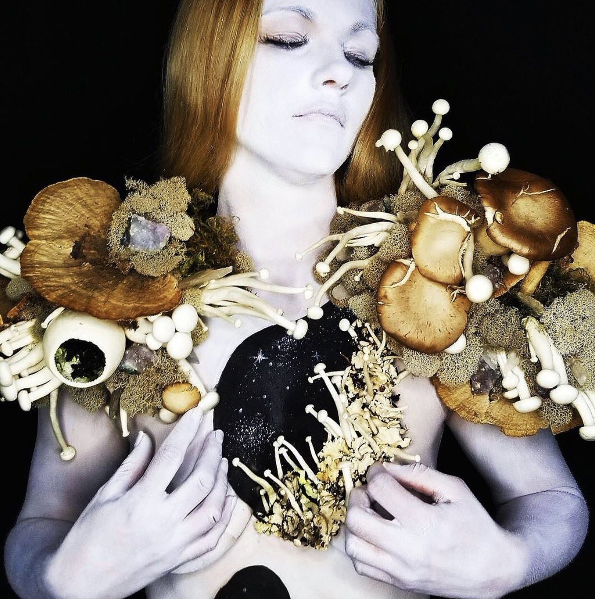 420Florist's tweet photo. It’s officially #gameofshrooms2022 !
Today artists all over the world (including me)  will be #hiding #mushroom themed art for you to find and keep! Go check the map and get yourself some amazing art! @highfructose #scavengerhunt #shroomart #mushroomart https://t.co/pYNLweh1sv