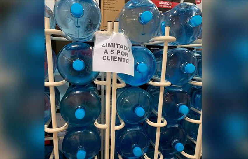 Mundo_aldesaste's tweet photo. Se ha reportado escasez de agua embotellada en cinco estados fronterizos del norte de #México: #NuevoLeon, #Coahuila, #BajaCalifornia, #Chihuahua y #Sonora.

Las restricciones de agua en Nuevo León generaron compras de pánico de agua eso llevó a la escasez en estados vecinos. https://t.co/4kGINKISZc